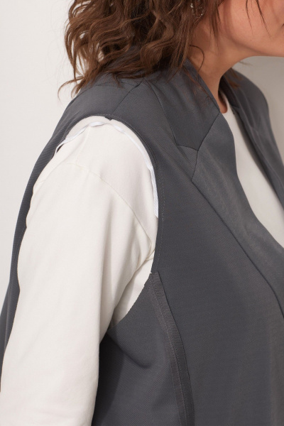 Модный жилет из текстиля с открытыми срезами и эффектом многослойности BegiModa 7015 графит - фото 9