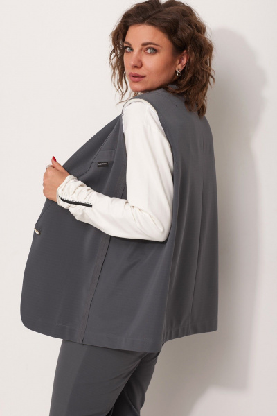 Модный жилет из текстиля с открытыми срезами и эффектом многослойности BegiModa 7015 графит - фото 6