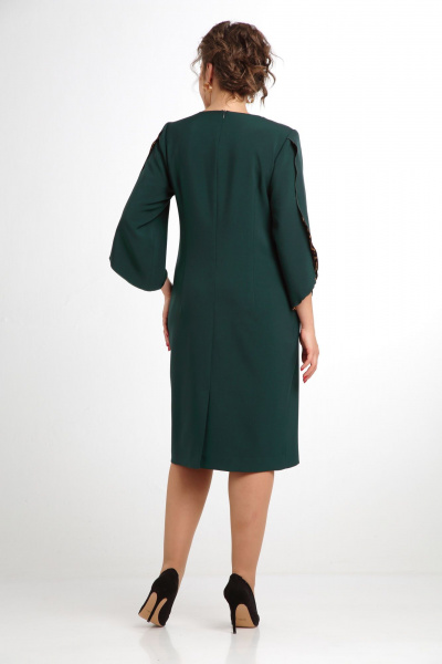 Платье приталенное на запах из текстиля демисезон Vilena 1043 зеленый_леопард - фото 2