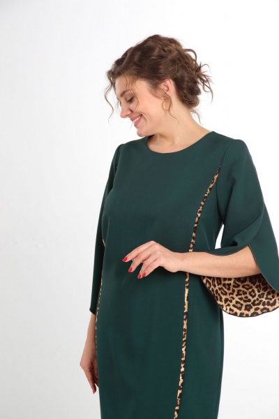 Платье приталенное на запах из текстиля демисезон Vilena 1043 зеленый_леопард - фото 10