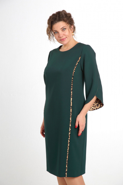 Платье приталенное на запах из текстиля демисезон Vilena 1043 зеленый_леопард - фото 9