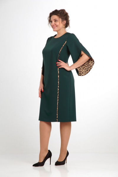 Платье приталенное на запах из текстиля демисезон Vilena 1043 зеленый_леопард - фото 3