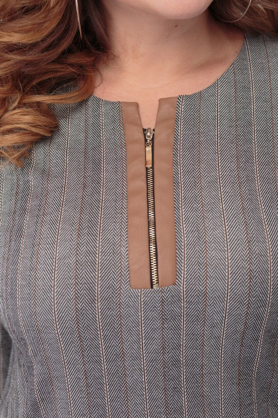 Многоцветное платье из трикотажа с прорезными карманами и складками Anelli 899 серый-капучино - фото 5