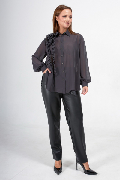 Круглогодичная изящная блузка из шифона с воланами и стойкой Condra 16263 темный серый - фото 7