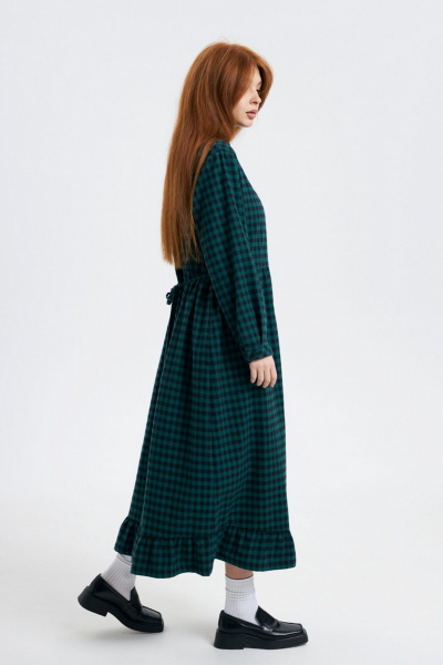 Платье прямого силуэта из мягкой фланели с оборкой Individual design 24241 клетка/зеленый - фото 2