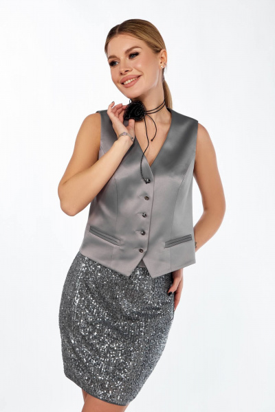 Серый жилет из атласа со съемным украшением Ольга Стиль Л-415 серый - фото 1