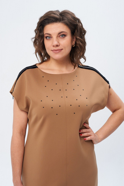 Платье-футляр из эластичного трикотажа с молниями и стразами Michel chic 2174 бежевый - фото 8