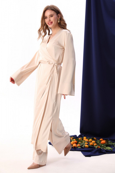 Брюки свободного кроя из атласа с карманами и резинкой NikVa 705-5 крем-брюле - фото 5