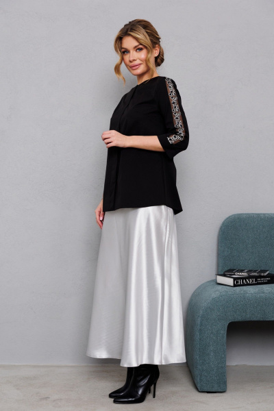 Черная хлопковая блузка с тесьмой и камнями для повседневного стиля AMORI 6455 чёрный - фото 2