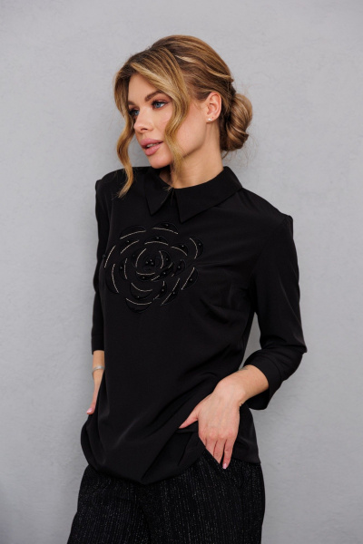 Нарядная черная блузка с дизайнерской аппликацией и бусинами AMORI 6459 чёрный - фото 1