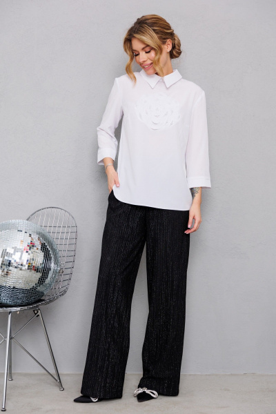 Белая блузка с дизайнерской аппликацией и пуговицами AMORI 6459 белый - фото 4