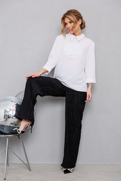 Белая блузка с дизайнерской аппликацией и пуговицами AMORI 6459 белый - фото 3