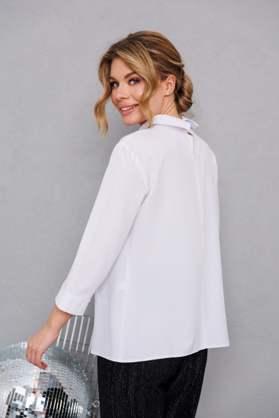 Белая блузка с дизайнерской аппликацией и пуговицами AMORI 6459 белый - фото 2