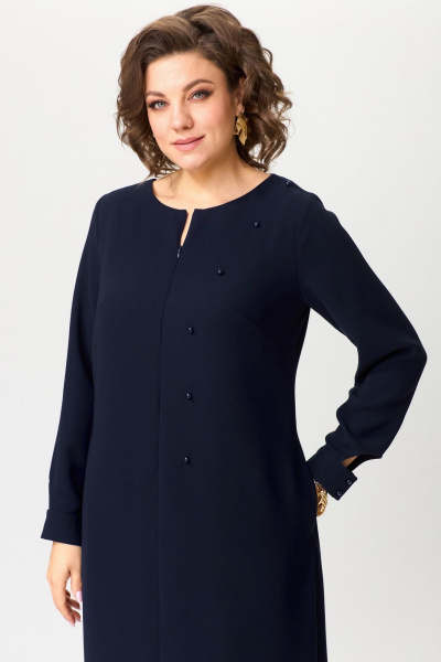 Платье свободного силуета с рюшей и эффектным декором для вечерних мероприятий Angelina & Сompany 1196 - фото 9