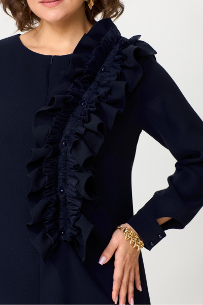 Платье свободного силуета с рюшей и эффектным декором для вечерних мероприятий Angelina & Сompany 1196 - фото 7