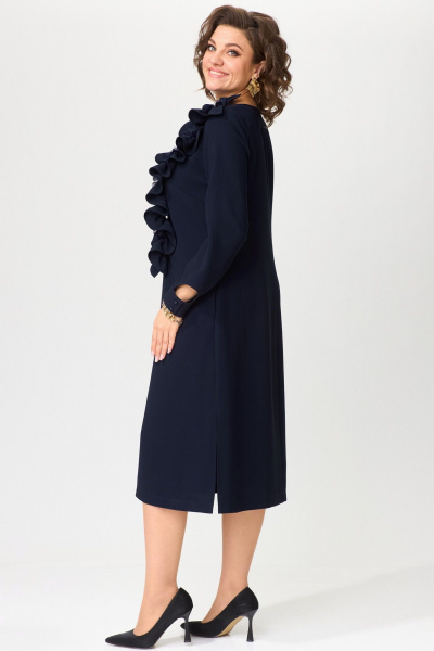 Платье свободного силуета с рюшей и эффектным декором для вечерних мероприятий Angelina & Сompany 1196 - фото 4