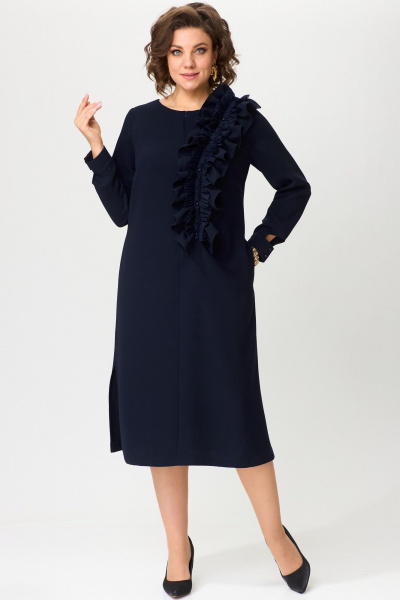 Платье свободного силуета с рюшей и эффектным декором для вечерних мероприятий Angelina & Сompany 1196 - фото 3