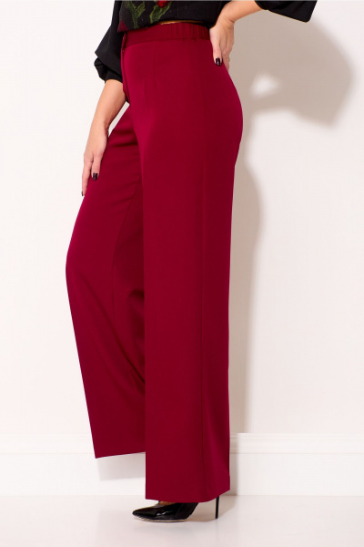Демисезонные брюки расширенные из текстиля с поясом Gizart 35204 бордовый-1 - фото 4