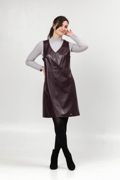 Демисезонный сарафан из эко-кожи с вытачками и разрезом Соджи 637 темно-бордовый - фото 3