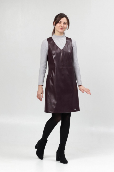 Демисезонный сарафан из эко-кожи с вытачками и разрезом Соджи 637 темно-бордовый - фото 2