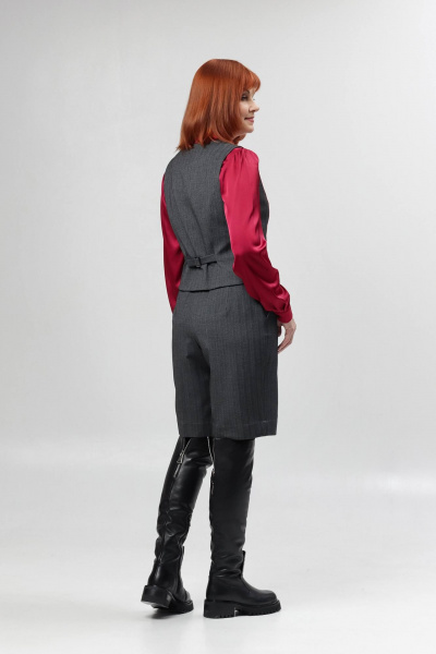 Жилет серый приталенный с рельефами и регулировкой Соджи 641 серый - фото 5