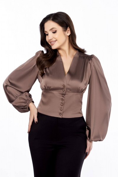 Бежевый нарядный полуприлегающий блузка из струящейся ткани Ольга Стиль С-893 капучино - фото 5