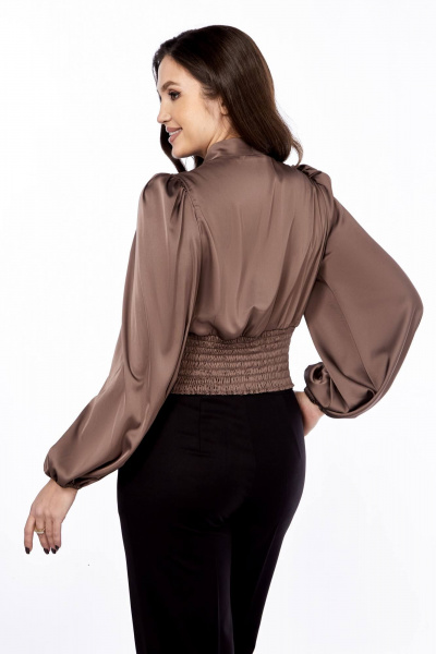 Бежевый нарядный полуприлегающий блузка из струящейся ткани Ольга Стиль С-893 капучино - фото 2