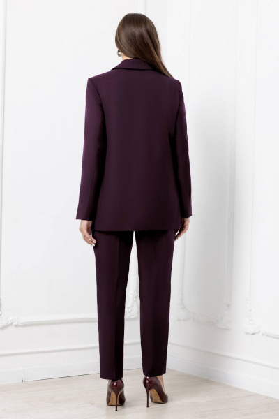 Демисезонный костюм брюки и жакет с анималистичным принтом Gold Style 2675 темный-бордо - фото 7