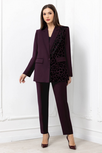 Демисезонный костюм брюки и жакет с анималистичным принтом Gold Style 2675 темный-бордо - фото 6