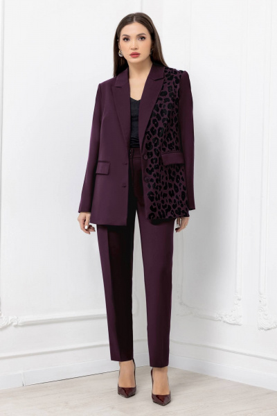 Демисезонный костюм брюки и жакет с анималистичным принтом Gold Style 2675 темный-бордо - фото 4