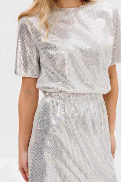 Нарядная блузка из пайеточного трикотажа с плечевыми накладками EOLA 2790 молочный - фото 3