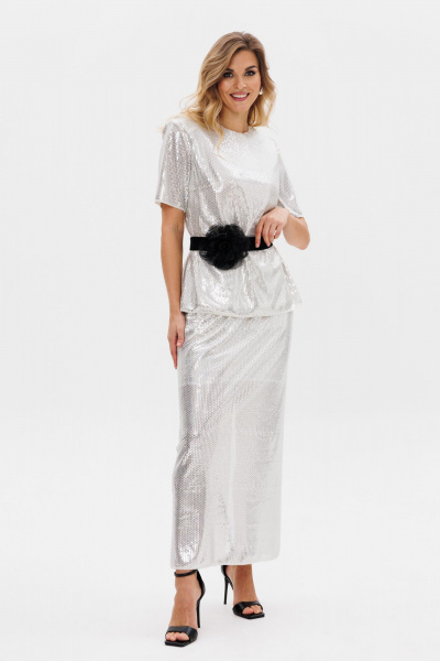 Нарядная блузка из пайеточного трикотажа с плечевыми накладками EOLA 2790 молочный - фото 1