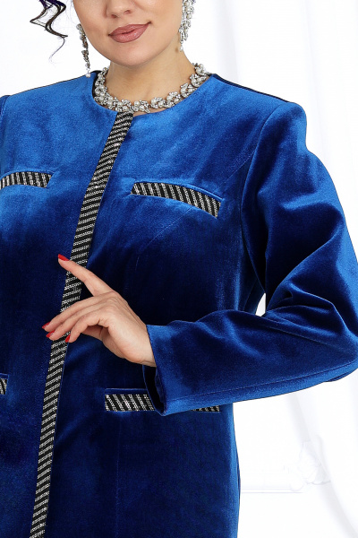 Комплект с жакетом и брючками из велюра с декоративными стразами Ninele 6039 василек - фото 2