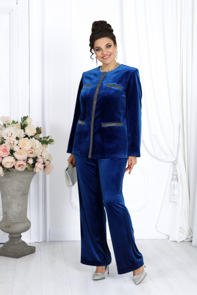 Комплект с жакетом и брючками из велюра с декоративными стразами Ninele 6039 василек - фото 5