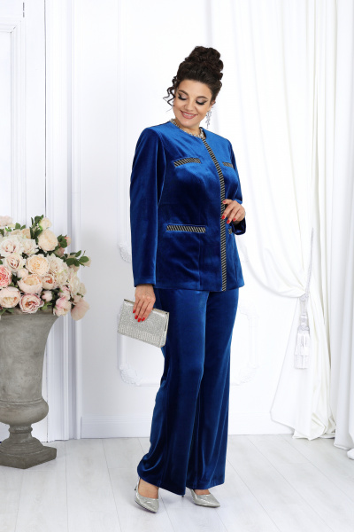 Комплект с жакетом и брючками из велюра с декоративными стразами Ninele 6039 василек - фото 6