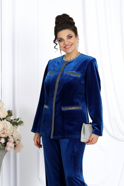 Комплект с жакетом и брючками из велюра с декоративными стразами Ninele 6039 василек - фото 8