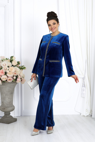 Комплект с жакетом и брючками из велюра с декоративными стразами Ninele 6039 василек - фото 9