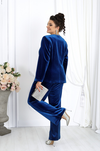 Комплект с жакетом и брючками из велюра с декоративными стразами Ninele 6039 василек - фото 10