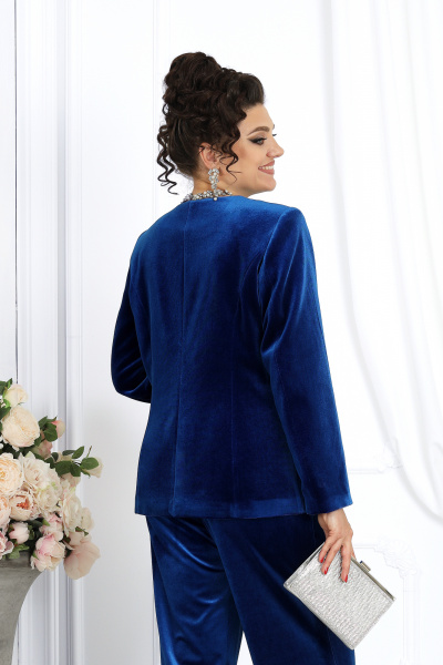 Комплект с жакетом и брючками из велюра с декоративными стразами Ninele 6039 василек - фото 11