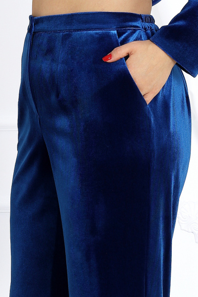 Комплект с жакетом и брючками из велюра с декоративными стразами Ninele 6039 василек - фото 12