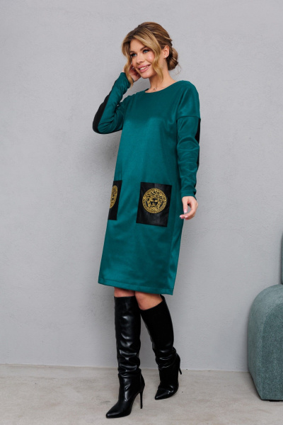 Зеленое платье из трикотажа с вышивкой и комфортной посадкой AMORI 9831 изумруд - фото 4