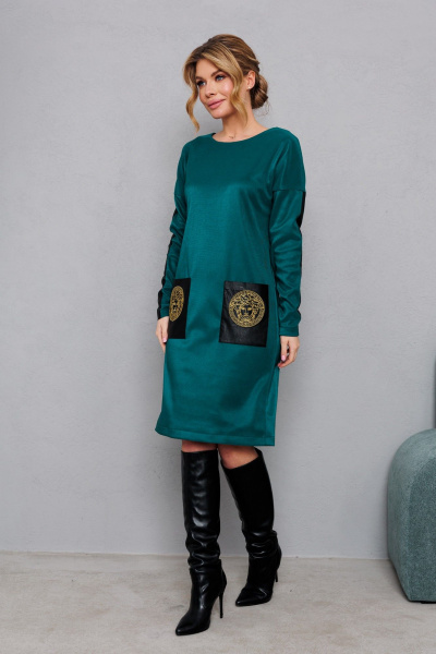 Зеленое платье из трикотажа с вышивкой и комфортной посадкой AMORI 9831 изумруд - фото 3