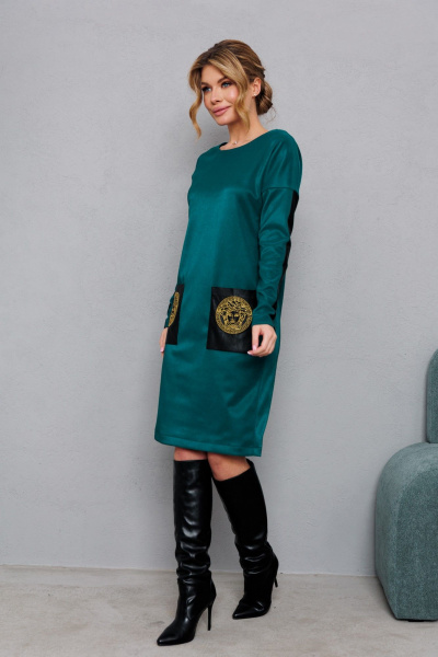 Зеленое платье из трикотажа с вышивкой и комфортной посадкой AMORI 9831 изумруд - фото 2
