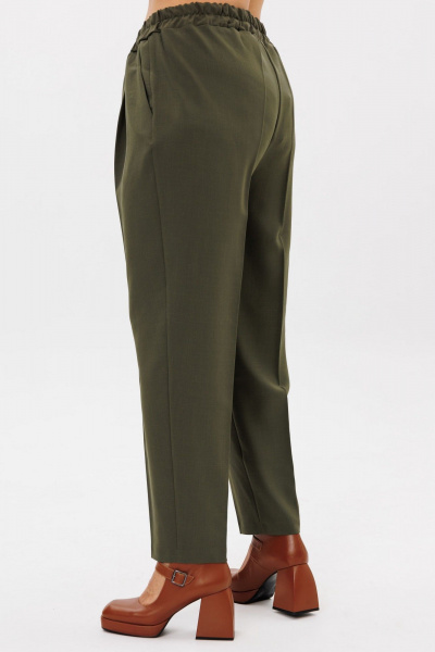 Зеленые брюки до щиколотки с заутюженными стрелками и карманами Anelli 1384 кипарисовый - фото 3