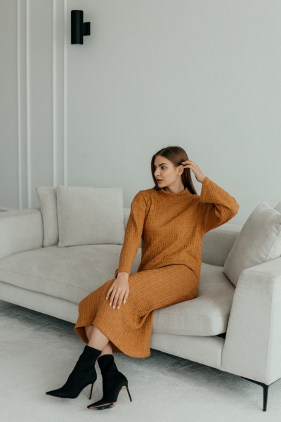 Платье из трикотажа с V-образным вырезом и поясом Стильная леди 1055 кэмэл - фото 4