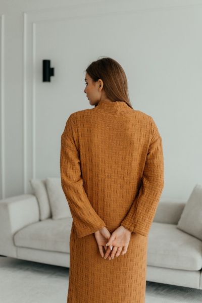 Платье из трикотажа с V-образным вырезом и поясом Стильная леди 1055 кэмэл - фото 3