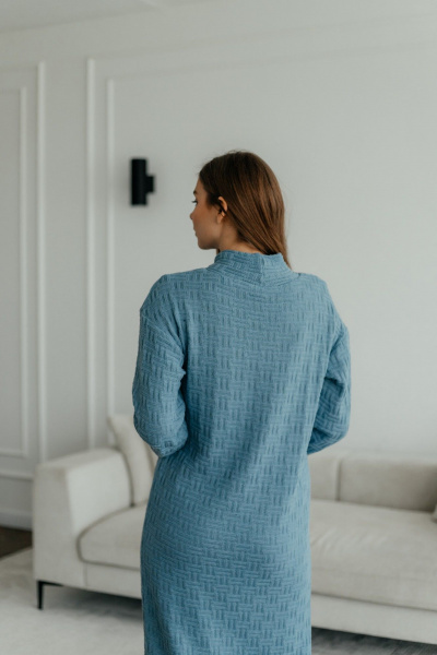 Платье из трикотажа с длинным рукавом и воротником-стойкой Стильная леди 1055 голубой - фото 4