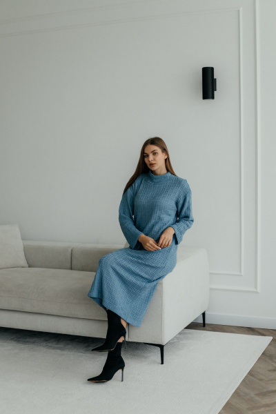 Платье из трикотажа с длинным рукавом и воротником-стойкой Стильная леди 1055 голубой - фото 1