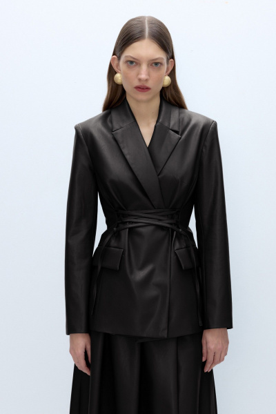 Деловой костюм из экокожи: жакет со шнуровкой и мини-юбка PiRS 5670 черный - фото 4