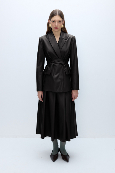 Деловой костюм из экокожи: жакет со шнуровкой и мини-юбка PiRS 5670 черный - фото 2